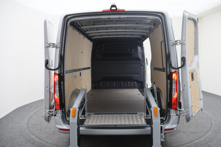 Mercedes-Benz Sprinter 317 CDI Automaat L2H1 3-Zits, Elek. laadklep, Stoelverwarming, Camera, Cruise, Apple Carplay, 18''