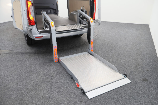 Mercedes-Benz Sprinter 317 CDI Automaat L2H1 3-Zits, Elek. laadklep, Stoelverwarming, Camera, Cruise, Apple Carplay, 18''