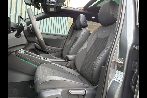 Volkswagen T-Roc 1.5 eTsi R-Line First Edition | Trekhaak wegkl. | 360 Camera | Panodak | Harman/Kardon | Prijs Rijklaar!!