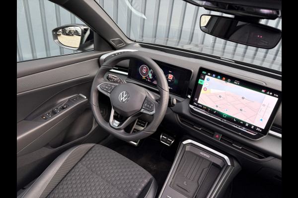 Volkswagen T-Roc 1.5 eTsi R-Line First Edition | Trekhaak wegkl. | 360 Camera | Panodak | Harman/Kardon | Prijs Rijklaar!!