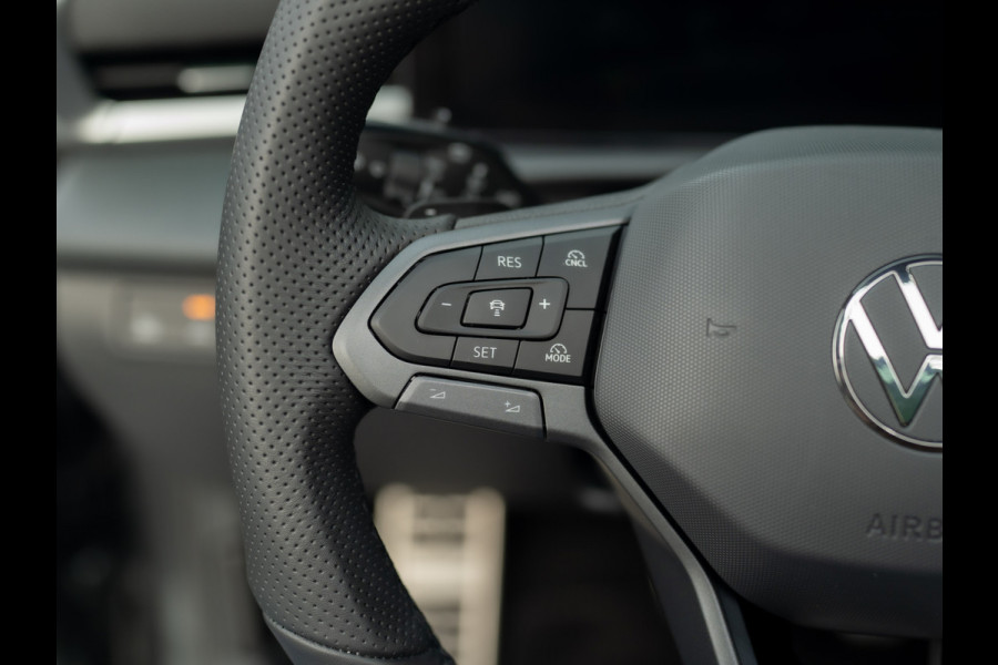 Volkswagen T-Roc 1.5 eTsi R-Line First Edition | Trekhaak wegkl. | 360 Camera | Panodak | Harman/Kardon | Prijs Rijklaar!!