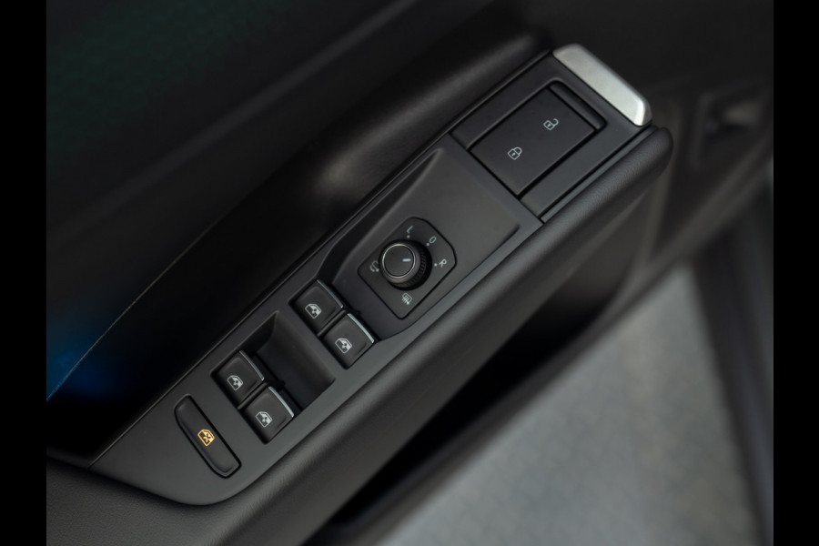 Volkswagen T-Roc 1.5 eTsi R-Line First Edition | Trekhaak wegkl. | 360 Camera | Panodak | Harman/Kardon | Prijs Rijklaar!!