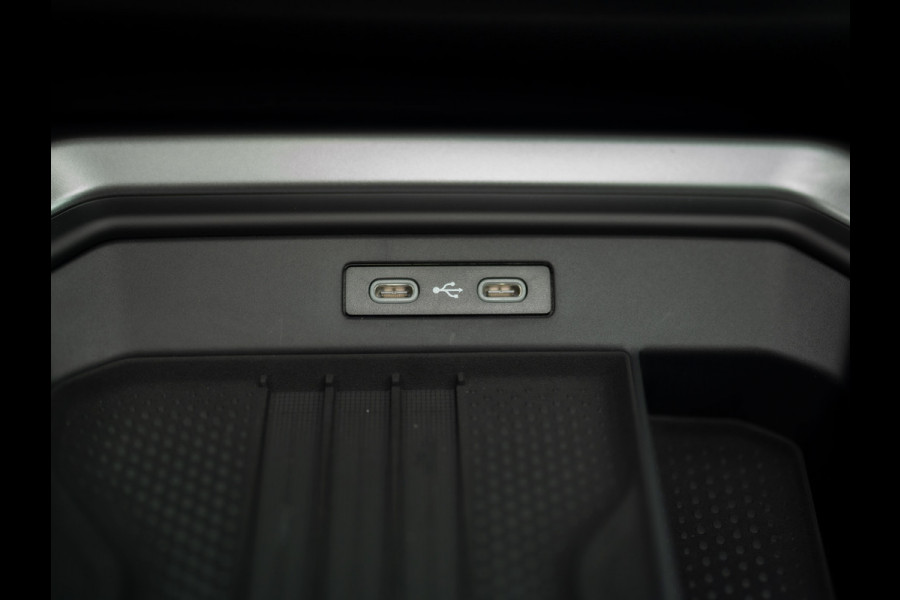 Volkswagen T-Roc 1.5 eTsi R-Line First Edition | Trekhaak wegkl. | 360 Camera | Panodak | Harman/Kardon | Prijs Rijklaar!!