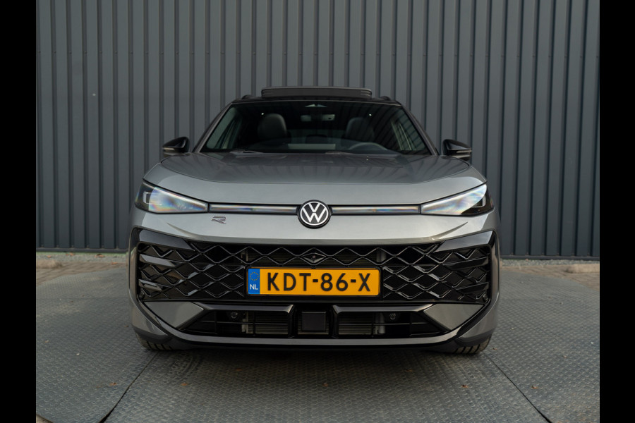 Volkswagen T-Roc 1.5 eTsi R-Line First Edition | Trekhaak wegkl. | 360 Camera | Panodak | Harman/Kardon | Prijs Rijklaar!!