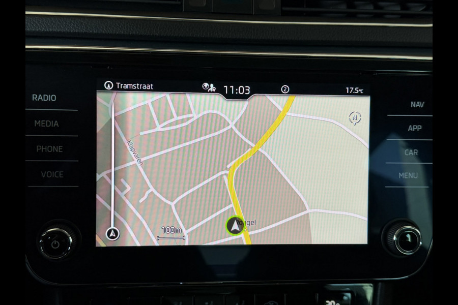 Škoda Superb Combi 1.5 TSI ACT Automaat Pdc V+A Navigatie Clima Carplay Digital dash Trekhaak Cruise