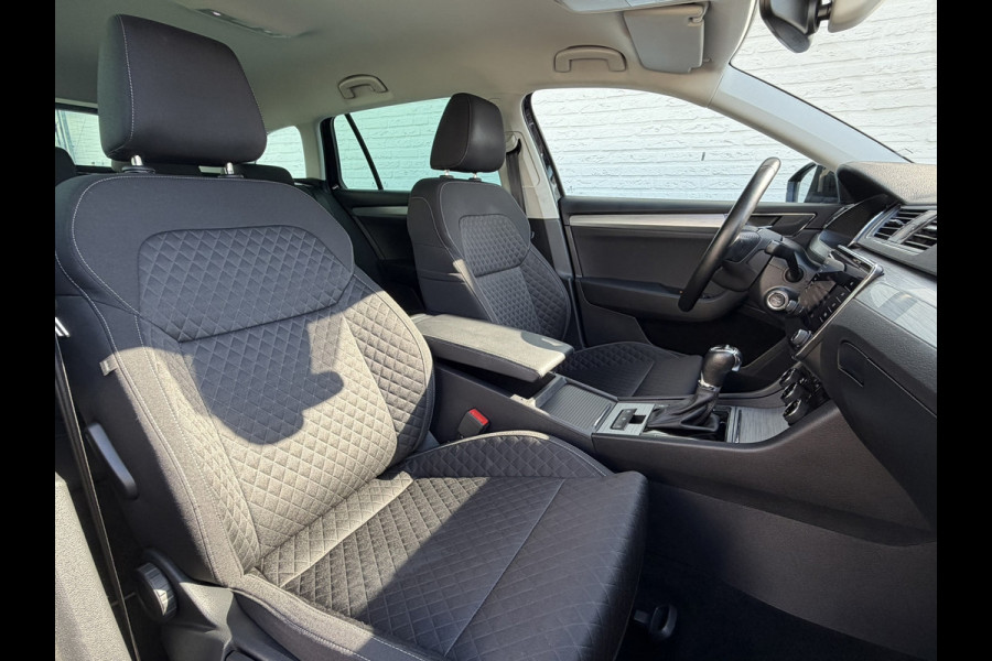 Škoda Superb Combi 1.5 TSI ACT Automaat Pdc V+A Navigatie Clima Carplay Digital dash Trekhaak Cruise