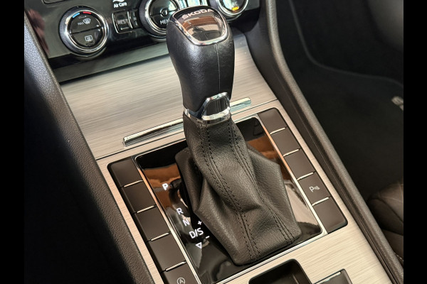 Škoda Superb Combi 1.5 TSI ACT Automaat Pdc V+A Navigatie Clima Carplay Digital dash Trekhaak Cruise