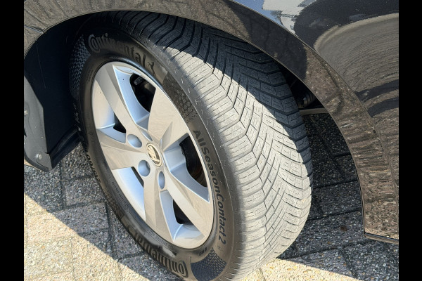 Škoda Superb Combi 1.5 TSI ACT Automaat Pdc V+A Navigatie Clima Carplay Digital dash Trekhaak Cruise