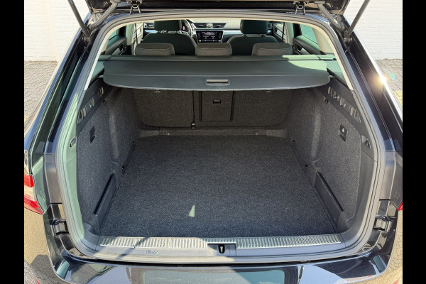Škoda Superb Combi 1.5 TSI ACT Automaat Pdc V+A Navigatie Clima Carplay Digital dash Trekhaak Cruise