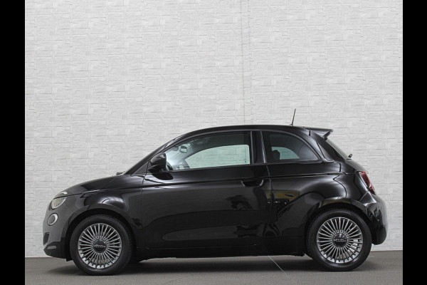 Fiat 500 e Icon 42 kWh | LED | Carplay | 93,5 SoH | Achteruitrij-Camera | Stoelverwarming | Cruise Control | DAB | PDC V+A | Dodehoek Detectie | Digitaal Display | Lane Assist | DAB Radio | Navi |