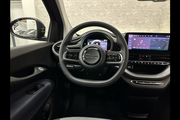 Fiat 500 e Icon 42 kWh | LED | Carplay | 93,5 SoH | Achteruitrij-Camera | Stoelverwarming | Cruise Control | DAB | PDC V+A | Dodehoek Detectie | Digitaal Display | Lane Assist | DAB Radio | Navi |