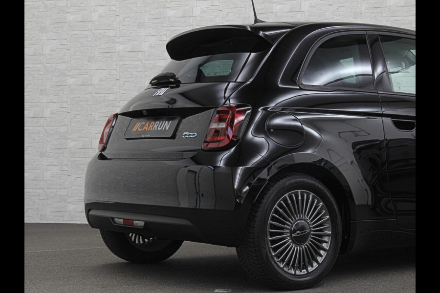 Fiat 500 e Icon 42 kWh | LED | Carplay | 93,5 SoH | Achteruitrij-Camera | Stoelverwarming | Cruise Control | DAB | PDC V+A | Dodehoek Detectie | Digitaal Display | Lane Assist | DAB Radio | Navi |