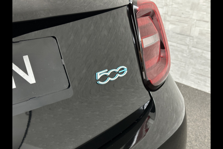 Fiat 500 e Icon 42 kWh | LED | Carplay | 93,5 SoH | Achteruitrij-Camera | Stoelverwarming | Cruise Control | DAB | PDC V+A | Dodehoek Detectie | Digitaal Display | Lane Assist | DAB Radio | Navi |