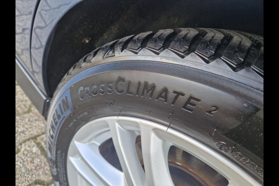 Ford C-MAX 1.0 Titanium Full Options! | Volledig dealer onderhouden | Trekhaak | Stoel stuur en voorruitverwarming | All weather banden | Parking Pack incl camera | Beide voorstoelen in hoogte verstelbaar | Bi xenon verl.