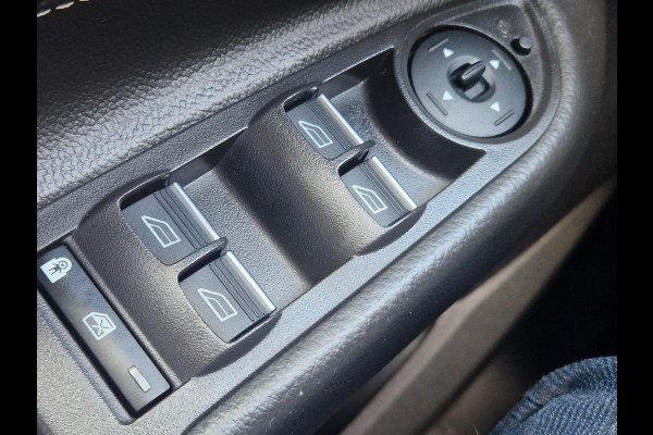Ford C-MAX 1.0 Titanium Full Options! | Volledig dealer onderhouden | Trekhaak | Stoel stuur en voorruitverwarming | All weather banden | Parking Pack incl camera | Beide voorstoelen in hoogte verstelbaar | Bi xenon verl.