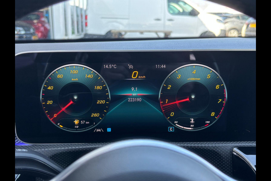 Mercedes-Benz A-Klasse 160 Business Solution Luxury | Sfeerverlichting | Mbux | Leer | Stoelverwarming