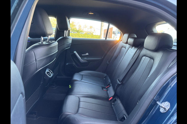 Mercedes-Benz A-Klasse 160 Business Solution Luxury | Sfeerverlichting | Mbux | Leer | Stoelverwarming