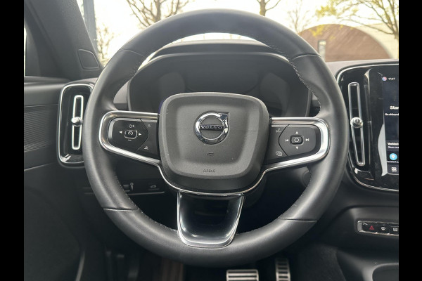 Volvo XC40 Recharge Plus SOH 93%| EERSTE EIG. ORIG. NL NAP| STOEL+ STUURVERWARMING| ELEK. TREKHAAK| ELEK. ACHTERKLEP| DODE HOEK SENSOR| DEALER ONDERHOUDEN | RIJKLAAR + 12 MND BOVAG GARANTIE |