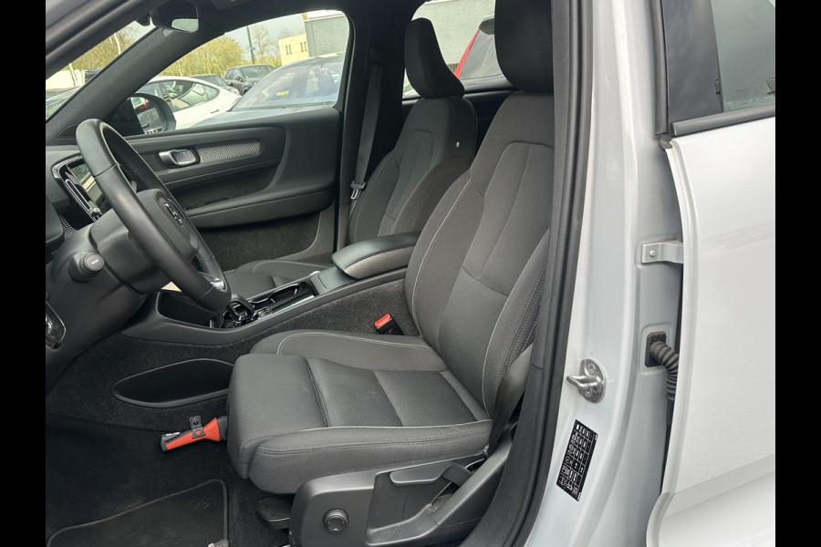 Volvo XC40 Recharge Plus SOH 93%| EERSTE EIG. ORIG. NL NAP| STOEL+ STUURVERWARMING| ELEK. TREKHAAK| ELEK. ACHTERKLEP| DODE HOEK SENSOR| DEALER ONDERHOUDEN | RIJKLAAR + 12 MND BOVAG GARANTIE |