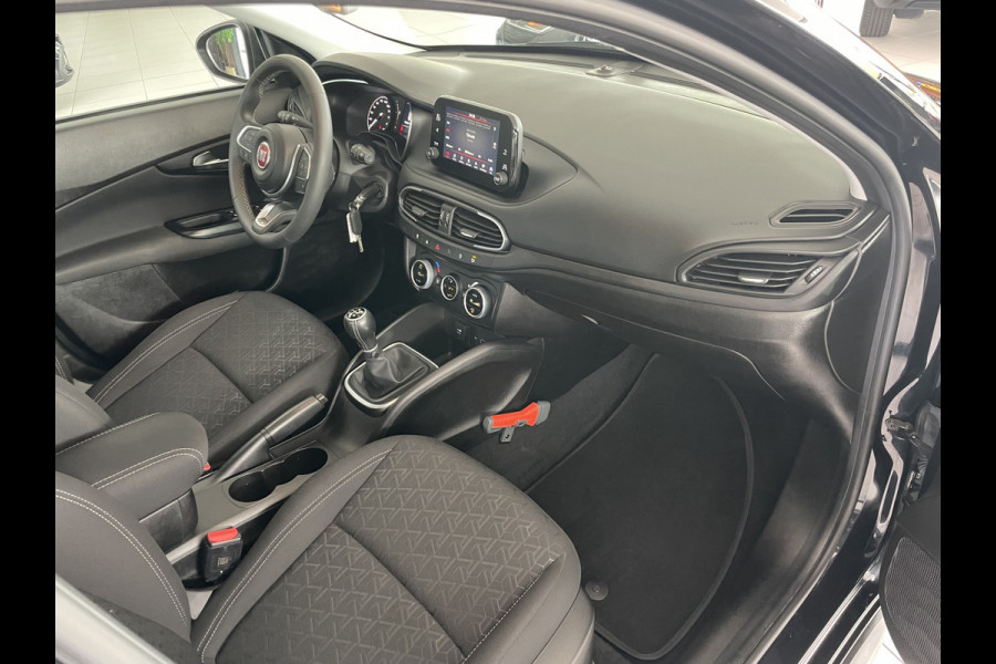 Fiat Tipo Cross 1.0 City Cross Achteruitrijcamera - Airco - Cruise control - Dakrails - Licht metalen velgen 17 inch - U-connect - Stuur multifunctioneel - Bluetooth - Elektrische ramen - Parkeersensoren - Led verlichting - Mistlampen voor - Radio - Start/stop systeem