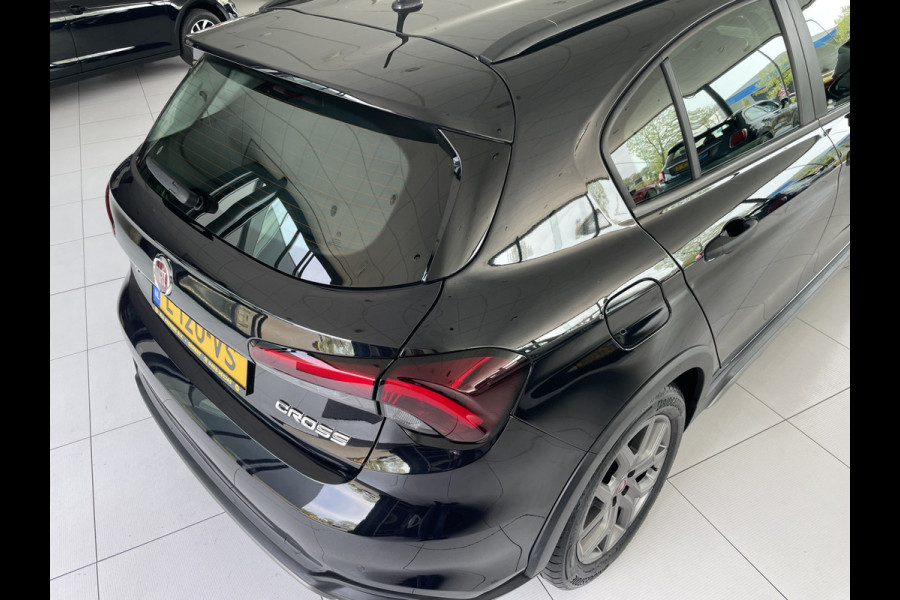Fiat Tipo Cross 1.0 City Cross Achteruitrijcamera - Airco - Cruise control - Dakrails - Licht metalen velgen 17 inch - U-connect - Stuur multifunctioneel - Bluetooth - Elektrische ramen - Parkeersensoren - Led verlichting - Mistlampen voor - Radio - Start/stop systeem