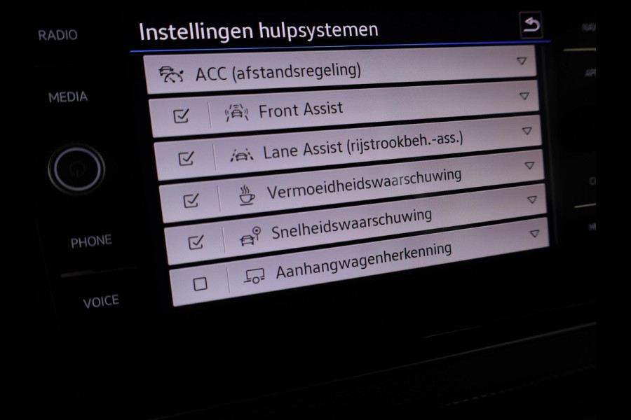 Volkswagen T-Cross 1.5 TSI R-Line 150pk DSG | Trekhaak | Navigatie | Parkeercamera | PDC