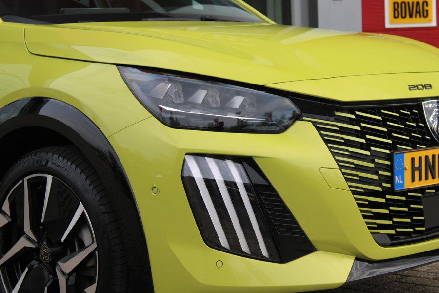 Peugeot e-208 EV GT 156PK 51 kWh | WARMTEPOMP | ALCANTARA "EXECUTIVE INTERIOR" (STOEL VERWARMING/ELEKTRISCH VERSTELBARE BESTUUDERSSTOEL MET MASSAGE FUNCTIE/ALCANTARA BEKLEDING | METAALLAK "JAUNE AGUENDA" | DRIVE ASSIST PLUS PACK (ADAPTIVE CRUISE CONTROL/STOP & GO FUNCTIE/LANE KEEPING/POSITIONING ASSIST) | 17" LICHTMETALEN VELGEN "YANAKA" | SFEER VERLICHTING IN 8 KLEUREN | KEYLESS ENTRY/START | DRAADLOZE APPLE CARPLAY/ANDROID AUTO | DRAADLOZE TELEFOONLADER | VISION & NAVIGATION PACK (NAVIGATIE/HD CAMERA VOOR EN ACHTER/DODEHOEK BEWAKING/INSTAPVERLICHTING | FULL LED KOPLAMPEN |