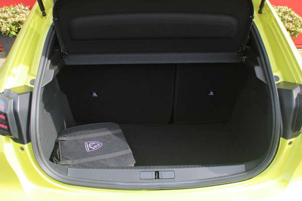 Peugeot e-208 EV GT 156PK 51 kWh | WARMTEPOMP | ALCANTARA "EXECUTIVE INTERIOR" (STOEL VERWARMING/ELEKTRISCH VERSTELBARE BESTUUDERSSTOEL MET MASSAGE FUNCTIE/ALCANTARA BEKLEDING | METAALLAK "JAUNE AGUENDA" | DRIVE ASSIST PLUS PACK (ADAPTIVE CRUISE CONTROL/STOP & GO FUNCTIE/LANE KEEPING/POSITIONING ASSIST) | 17" LICHTMETALEN VELGEN "YANAKA" | SFEER VERLICHTING IN 8 KLEUREN | KEYLESS ENTRY/START | DRAADLOZE APPLE CARPLAY/ANDROID AUTO | DRAADLOZE TELEFOONLADER | VISION & NAVIGATION PACK (NAVIGATIE/HD CAMERA VOOR EN ACHTER/DODEHOEK BEWAKING/INSTAPVERLICHTING | FULL LED KOPLAMPEN |