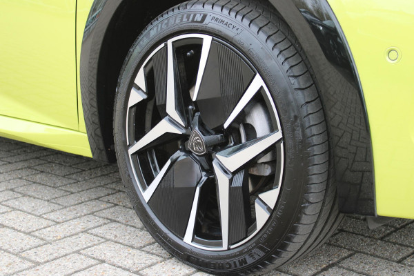 Peugeot e-208 EV GT 156PK 51 kWh | WARMTEPOMP | ALCANTARA "EXECUTIVE INTERIOR" (STOEL VERWARMING/ELEKTRISCH VERSTELBARE BESTUUDERSSTOEL MET MASSAGE FUNCTIE/ALCANTARA BEKLEDING | METAALLAK "JAUNE AGUENDA" | DRIVE ASSIST PLUS PACK (ADAPTIVE CRUISE CONTROL/STOP & GO FUNCTIE/LANE KEEPING/POSITIONING ASSIST) | 17" LICHTMETALEN VELGEN "YANAKA" | SFEER VERLICHTING IN 8 KLEUREN | KEYLESS ENTRY/START | DRAADLOZE APPLE CARPLAY/ANDROID AUTO | DRAADLOZE TELEFOONLADER | VISION & NAVIGATION PACK (NAVIGATIE/HD CAMERA VOOR EN ACHTER/DODEHOEK BEWAKING/INSTAPVERLICHTING | FULL LED KOPLAMPEN |