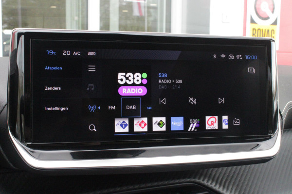 Peugeot e-208 EV GT 156PK 51 kWh | WARMTEPOMP | ALCANTARA "EXECUTIVE INTERIOR" (STOEL VERWARMING/ELEKTRISCH VERSTELBARE BESTUUDERSSTOEL MET MASSAGE FUNCTIE/ALCANTARA BEKLEDING | METAALLAK "JAUNE AGUENDA" | DRIVE ASSIST PLUS PACK (ADAPTIVE CRUISE CONTROL/STOP & GO FUNCTIE/LANE KEEPING/POSITIONING ASSIST) | 17" LICHTMETALEN VELGEN "YANAKA" | SFEER VERLICHTING IN 8 KLEUREN | KEYLESS ENTRY/START | DRAADLOZE APPLE CARPLAY/ANDROID AUTO | DRAADLOZE TELEFOONLADER | VISION & NAVIGATION PACK (NAVIGATIE/HD CAMERA VOOR EN ACHTER/DODEHOEK BEWAKING/INSTAPVERLICHTING | FULL LED KOPLAMPEN |