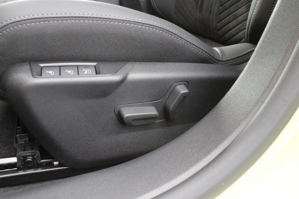 Peugeot e-208 EV GT 156PK 51 kWh | WARMTEPOMP | ALCANTARA "EXECUTIVE INTERIOR" (STOEL VERWARMING/ELEKTRISCH VERSTELBARE BESTUUDERSSTOEL MET MASSAGE FUNCTIE/ALCANTARA BEKLEDING | METAALLAK "JAUNE AGUENDA" | DRIVE ASSIST PLUS PACK (ADAPTIVE CRUISE CONTROL/STOP & GO FUNCTIE/LANE KEEPING/POSITIONING ASSIST) | 17" LICHTMETALEN VELGEN "YANAKA" | SFEER VERLICHTING IN 8 KLEUREN | KEYLESS ENTRY/START | DRAADLOZE APPLE CARPLAY/ANDROID AUTO | DRAADLOZE TELEFOONLADER | VISION & NAVIGATION PACK (NAVIGATIE/HD CAMERA VOOR EN ACHTER/DODEHOEK BEWAKING/INSTAPVERLICHTING | FULL LED KOPLAMPEN |