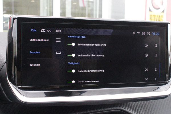 Peugeot e-208 EV GT 156PK 51 kWh | WARMTEPOMP | ALCANTARA "EXECUTIVE INTERIOR" (STOEL VERWARMING/ELEKTRISCH VERSTELBARE BESTUUDERSSTOEL MET MASSAGE FUNCTIE/ALCANTARA BEKLEDING | METAALLAK "JAUNE AGUENDA" | DRIVE ASSIST PLUS PACK (ADAPTIVE CRUISE CONTROL/STOP & GO FUNCTIE/LANE KEEPING/POSITIONING ASSIST) | 17" LICHTMETALEN VELGEN "YANAKA" | SFEER VERLICHTING IN 8 KLEUREN | KEYLESS ENTRY/START | DRAADLOZE APPLE CARPLAY/ANDROID AUTO | DRAADLOZE TELEFOONLADER | VISION & NAVIGATION PACK (NAVIGATIE/HD CAMERA VOOR EN ACHTER/DODEHOEK BEWAKING/INSTAPVERLICHTING | FULL LED KOPLAMPEN |