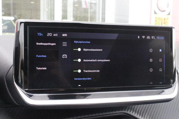 Peugeot e-208 EV GT 156PK 51 kWh | WARMTEPOMP | ALCANTARA "EXECUTIVE INTERIOR" (STOEL VERWARMING/ELEKTRISCH VERSTELBARE BESTUUDERSSTOEL MET MASSAGE FUNCTIE/ALCANTARA BEKLEDING | METAALLAK "JAUNE AGUENDA" | DRIVE ASSIST PLUS PACK (ADAPTIVE CRUISE CONTROL/STOP & GO FUNCTIE/LANE KEEPING/POSITIONING ASSIST) | 17" LICHTMETALEN VELGEN "YANAKA" | SFEER VERLICHTING IN 8 KLEUREN | KEYLESS ENTRY/START | DRAADLOZE APPLE CARPLAY/ANDROID AUTO | DRAADLOZE TELEFOONLADER | VISION & NAVIGATION PACK (NAVIGATIE/HD CAMERA VOOR EN ACHTER/DODEHOEK BEWAKING/INSTAPVERLICHTING | FULL LED KOPLAMPEN |