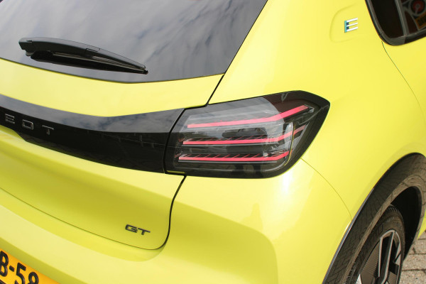 Peugeot e-208 EV GT 156PK 51 kWh | WARMTEPOMP | ALCANTARA "EXECUTIVE INTERIOR" (STOEL VERWARMING/ELEKTRISCH VERSTELBARE BESTUUDERSSTOEL MET MASSAGE FUNCTIE/ALCANTARA BEKLEDING | METAALLAK "JAUNE AGUENDA" | DRIVE ASSIST PLUS PACK (ADAPTIVE CRUISE CONTROL/STOP & GO FUNCTIE/LANE KEEPING/POSITIONING ASSIST) | 17" LICHTMETALEN VELGEN "YANAKA" | SFEER VERLICHTING IN 8 KLEUREN | KEYLESS ENTRY/START | DRAADLOZE APPLE CARPLAY/ANDROID AUTO | DRAADLOZE TELEFOONLADER | VISION & NAVIGATION PACK (NAVIGATIE/HD CAMERA VOOR EN ACHTER/DODEHOEK BEWAKING/INSTAPVERLICHTING | FULL LED KOPLAMPEN |