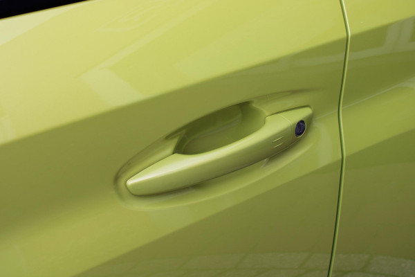 Peugeot e-208 EV GT 156PK 51 kWh | WARMTEPOMP | ALCANTARA "EXECUTIVE INTERIOR" (STOEL VERWARMING/ELEKTRISCH VERSTELBARE BESTUUDERSSTOEL MET MASSAGE FUNCTIE/ALCANTARA BEKLEDING | METAALLAK "JAUNE AGUENDA" | DRIVE ASSIST PLUS PACK (ADAPTIVE CRUISE CONTROL/STOP & GO FUNCTIE/LANE KEEPING/POSITIONING ASSIST) | 17" LICHTMETALEN VELGEN "YANAKA" | SFEER VERLICHTING IN 8 KLEUREN | KEYLESS ENTRY/START | DRAADLOZE APPLE CARPLAY/ANDROID AUTO | DRAADLOZE TELEFOONLADER | VISION & NAVIGATION PACK (NAVIGATIE/HD CAMERA VOOR EN ACHTER/DODEHOEK BEWAKING/INSTAPVERLICHTING | FULL LED KOPLAMPEN |