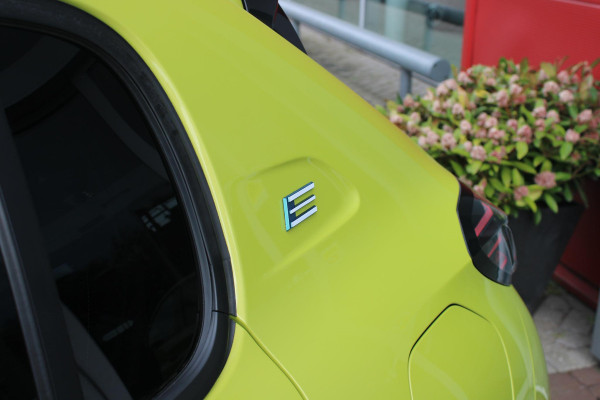 Peugeot e-208 EV GT 156PK 51 kWh | WARMTEPOMP | ALCANTARA "EXECUTIVE INTERIOR" (STOEL VERWARMING/ELEKTRISCH VERSTELBARE BESTUUDERSSTOEL MET MASSAGE FUNCTIE/ALCANTARA BEKLEDING | METAALLAK "JAUNE AGUENDA" | DRIVE ASSIST PLUS PACK (ADAPTIVE CRUISE CONTROL/STOP & GO FUNCTIE/LANE KEEPING/POSITIONING ASSIST) | 17" LICHTMETALEN VELGEN "YANAKA" | SFEER VERLICHTING IN 8 KLEUREN | KEYLESS ENTRY/START | DRAADLOZE APPLE CARPLAY/ANDROID AUTO | DRAADLOZE TELEFOONLADER | VISION & NAVIGATION PACK (NAVIGATIE/HD CAMERA VOOR EN ACHTER/DODEHOEK BEWAKING/INSTAPVERLICHTING | FULL LED KOPLAMPEN |