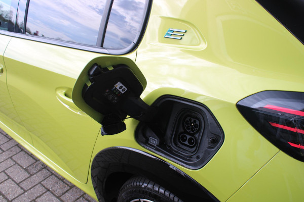 Peugeot e-208 EV GT 156PK 51 kWh | WARMTEPOMP | ALCANTARA "EXECUTIVE INTERIOR" (STOEL VERWARMING/ELEKTRISCH VERSTELBARE BESTUUDERSSTOEL MET MASSAGE FUNCTIE/ALCANTARA BEKLEDING | METAALLAK "JAUNE AGUENDA" | DRIVE ASSIST PLUS PACK (ADAPTIVE CRUISE CONTROL/STOP & GO FUNCTIE/LANE KEEPING/POSITIONING ASSIST) | 17" LICHTMETALEN VELGEN "YANAKA" | SFEER VERLICHTING IN 8 KLEUREN | KEYLESS ENTRY/START | DRAADLOZE APPLE CARPLAY/ANDROID AUTO | DRAADLOZE TELEFOONLADER | VISION & NAVIGATION PACK (NAVIGATIE/HD CAMERA VOOR EN ACHTER/DODEHOEK BEWAKING/INSTAPVERLICHTING | FULL LED KOPLAMPEN |