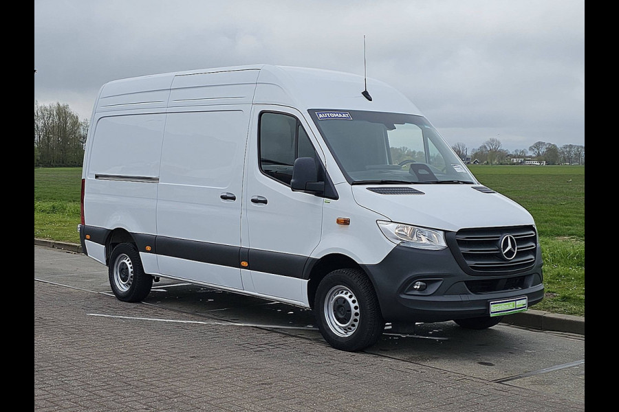 Mercedes-Benz Sprinter 317 L2H2 RWD Cruise control, Airco, Navi, Camera, Laneassist, Automaat, Mbux10, 170 Pk!