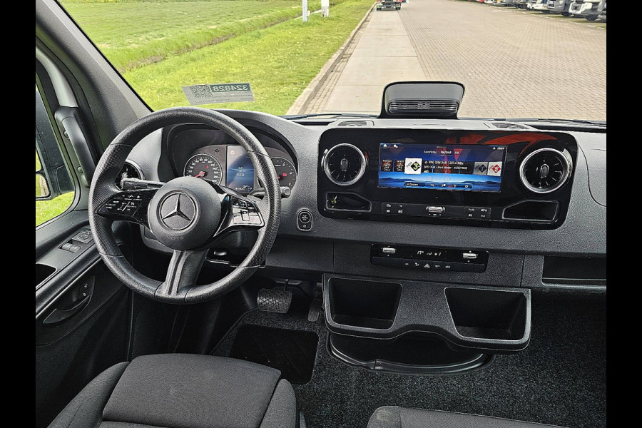 Mercedes-Benz Sprinter 317 L2H2 RWD Cruise control, Airco, Navi, Camera, Laneassist, Automaat, Mbux10, 170 Pk!
