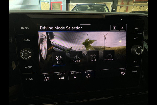 Volkswagen T-Roc 1.5 TSI R-Line Pano|Keyless|IQ|Sfeer|Camera