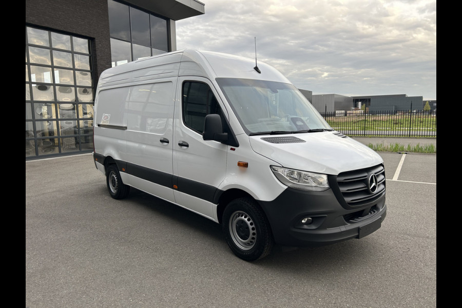 Mercedes-Benz Sprinter 317 CDI L2 H2 Pro Facelift / MBUX / Navigatie / Camera / Geveerde stoel / Cruise control / Airco / 270 Graden achterdeuren