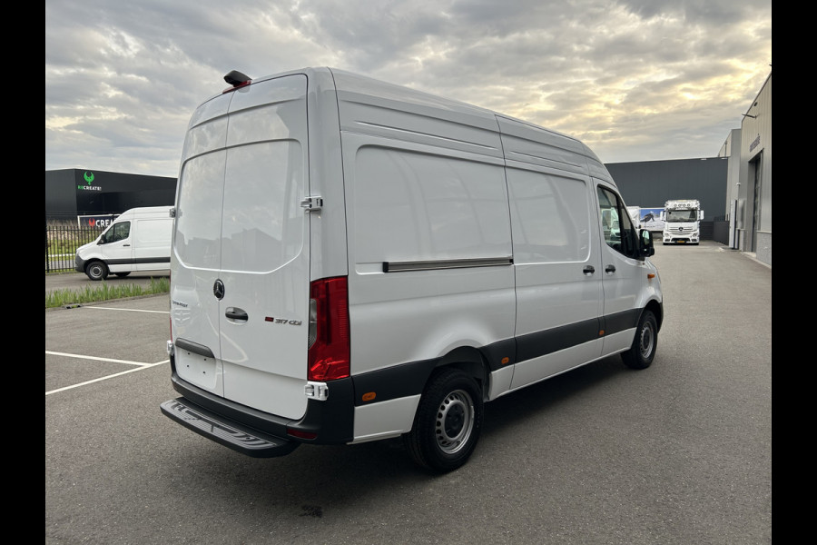 Mercedes-Benz Sprinter 317 CDI L2 H2 Pro Facelift / MBUX / Navigatie / Camera / Geveerde stoel / Cruise control / Airco / 270 Graden achterdeuren