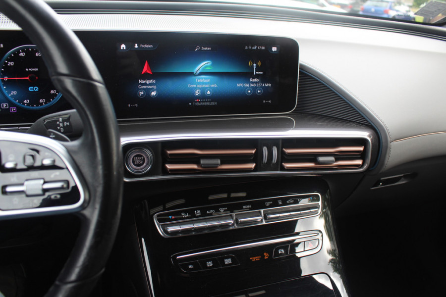Mercedes-Benz EQC 400 4MATIC Business Solution AMG 80 kWh / SoH 93,1% / Schuifdak / 360Camera / Head-up / Burmester / Leder / 20'' / Matrix LED / CarPlay / Dodehoek / DAB / ACC