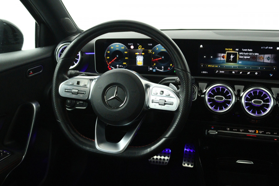 Mercedes-Benz A-Klasse 200 Premium Plus (PANORAMADAK, STOELVERWARMING, SFEERVERLICHTING, CAMERA, CRUISE CONTROL, PARKEERSENSOREN)