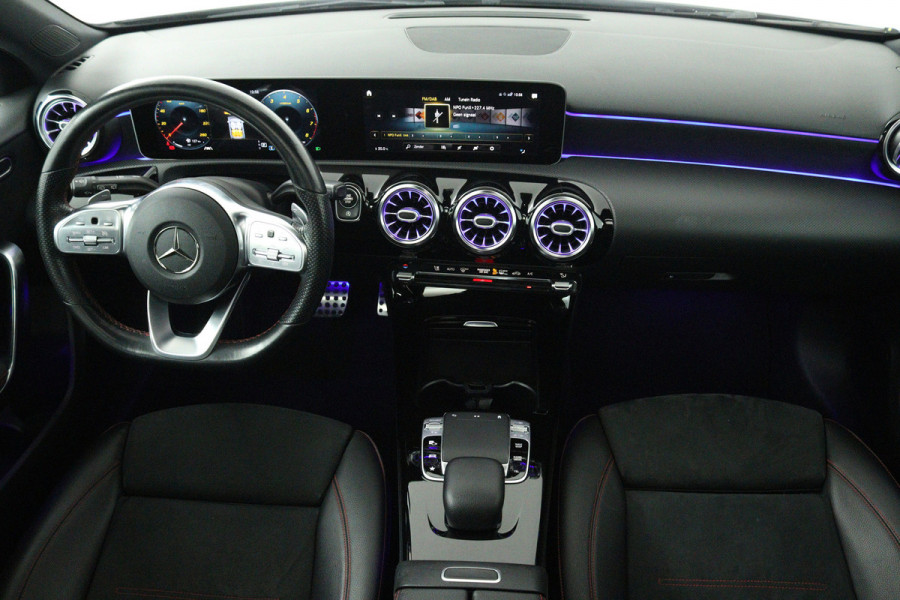 Mercedes-Benz A-Klasse 200 Premium Plus (PANORAMADAK, STOELVERWARMING, SFEERVERLICHTING, CAMERA, CRUISE CONTROL, PARKEERSENSOREN)