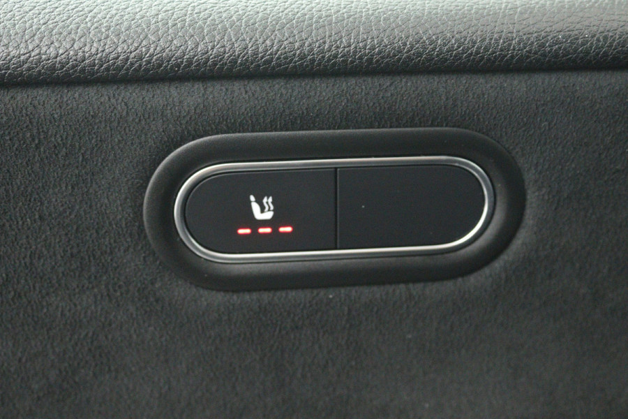 Mercedes-Benz A-Klasse 200 Premium Plus (PANORAMADAK, STOELVERWARMING, SFEERVERLICHTING, CAMERA, CRUISE CONTROL, PARKEERSENSOREN)