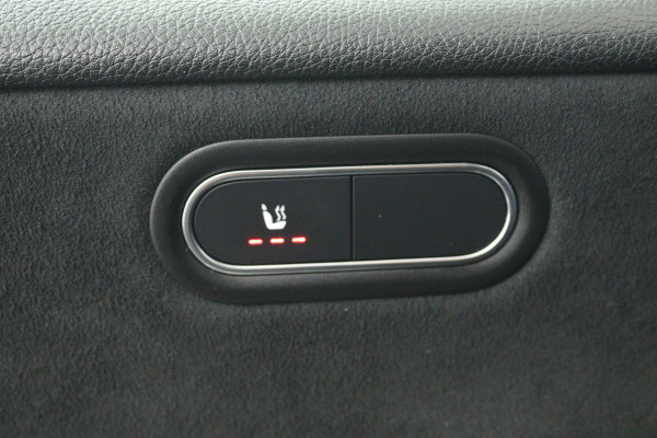 Mercedes-Benz A-Klasse 200 Premium Plus (PANORAMADAK, STOELVERWARMING, SFEERVERLICHTING, CAMERA, CRUISE CONTROL, PARKEERSENSOREN)
