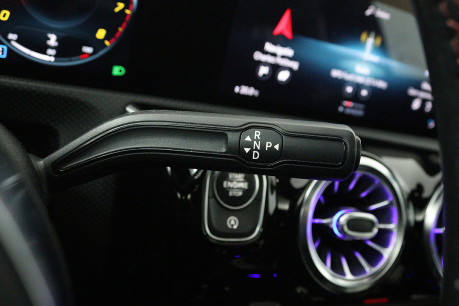 Mercedes-Benz A-Klasse 200 Premium Plus (PANORAMADAK, STOELVERWARMING, SFEERVERLICHTING, CAMERA, CRUISE CONTROL, PARKEERSENSOREN)