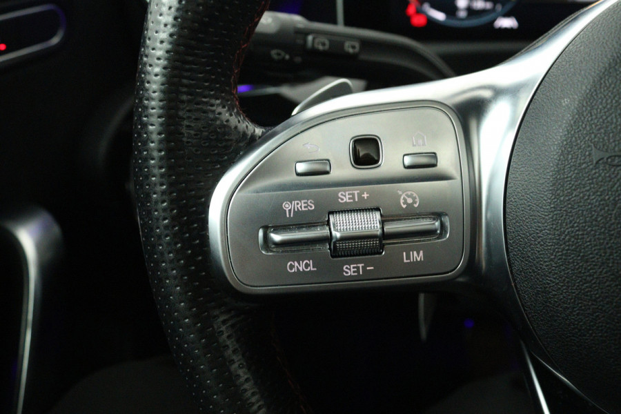 Mercedes-Benz A-Klasse 200 Premium Plus (PANORAMADAK, STOELVERWARMING, SFEERVERLICHTING, CAMERA, CRUISE CONTROL, PARKEERSENSOREN)