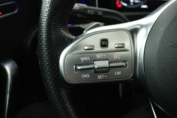 Mercedes-Benz A-Klasse 200 Premium Plus (PANORAMADAK, STOELVERWARMING, SFEERVERLICHTING, CAMERA, CRUISE CONTROL, PARKEERSENSOREN)